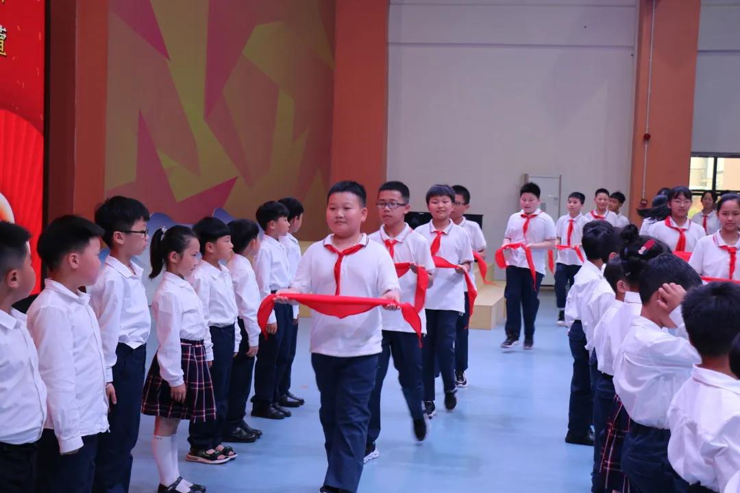 “紅領巾 心向黨”慶“六一”——一年級入隊儀式